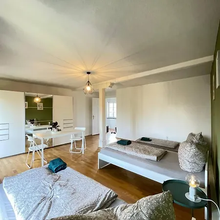 Geraeumige Altbauwohnung Mit 4 Schlafzimmern Daire