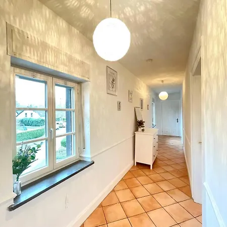 Geraeumige Altbauwohnung Mit 4 Schlafzimmern *