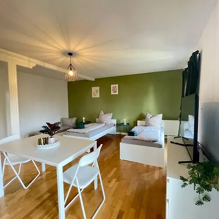 Geraeumige Altbauwohnung Mit 4 Schlafzimmern Apartament