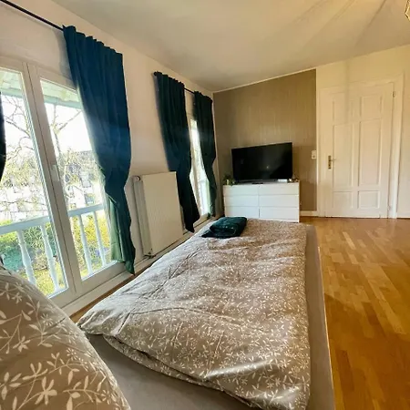 Geraeumige Altbauwohnung Mit 4 Schlafzimmern *