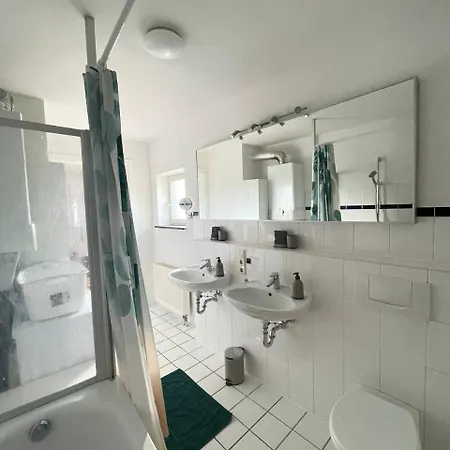 Geraeumige Altbauwohnung Mit 4 Schlafzimmern